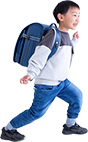 走る小学生