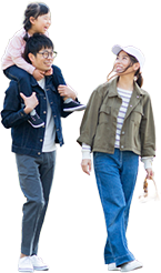 お出かけする家族