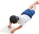 寝転んでお絵かきする子ども