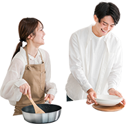 キッチンに立つ夫婦