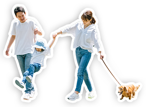 犬と散歩する家族