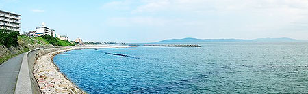 浜の散歩道の西端江井ヶ島付近の海岸線と淡路島