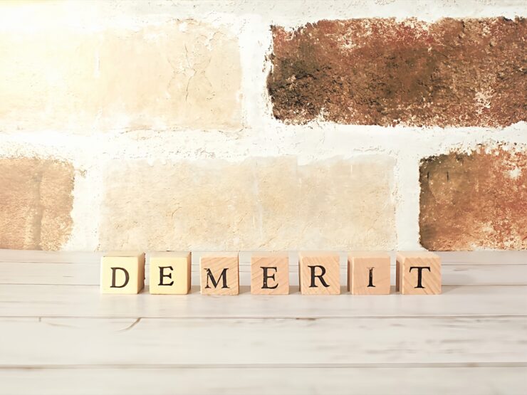 DEMERITと書かれた積み木ブロック