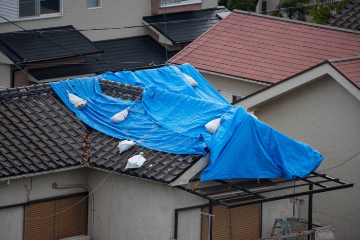 台風で屋根瓦が飛ばされた住宅
