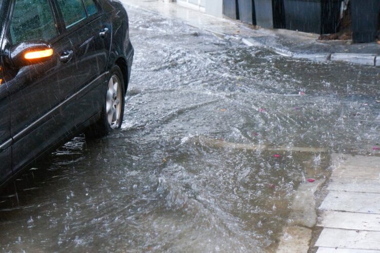 大雨で浸水し始める街中の道路