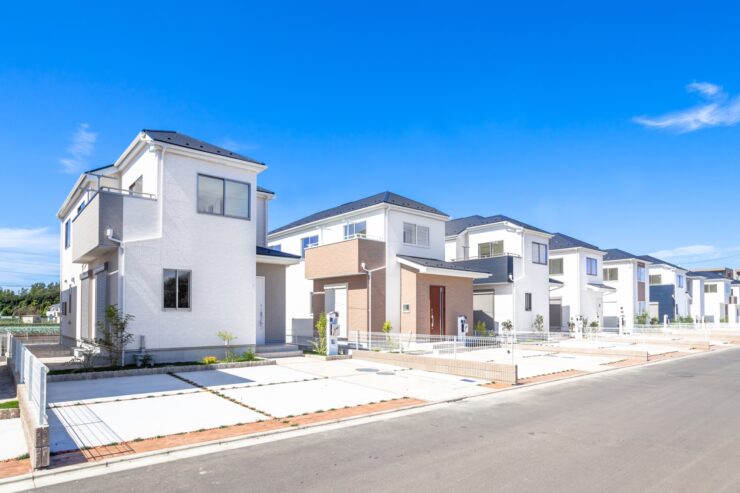 似た外観の建売住宅が並ぶ分譲地