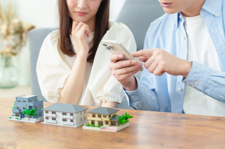 建売住宅の噂について調べる夫婦