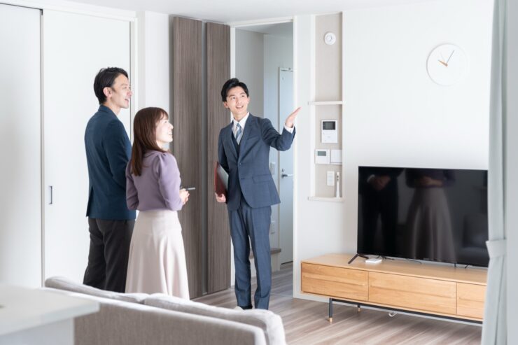 建売住宅を見学する夫婦