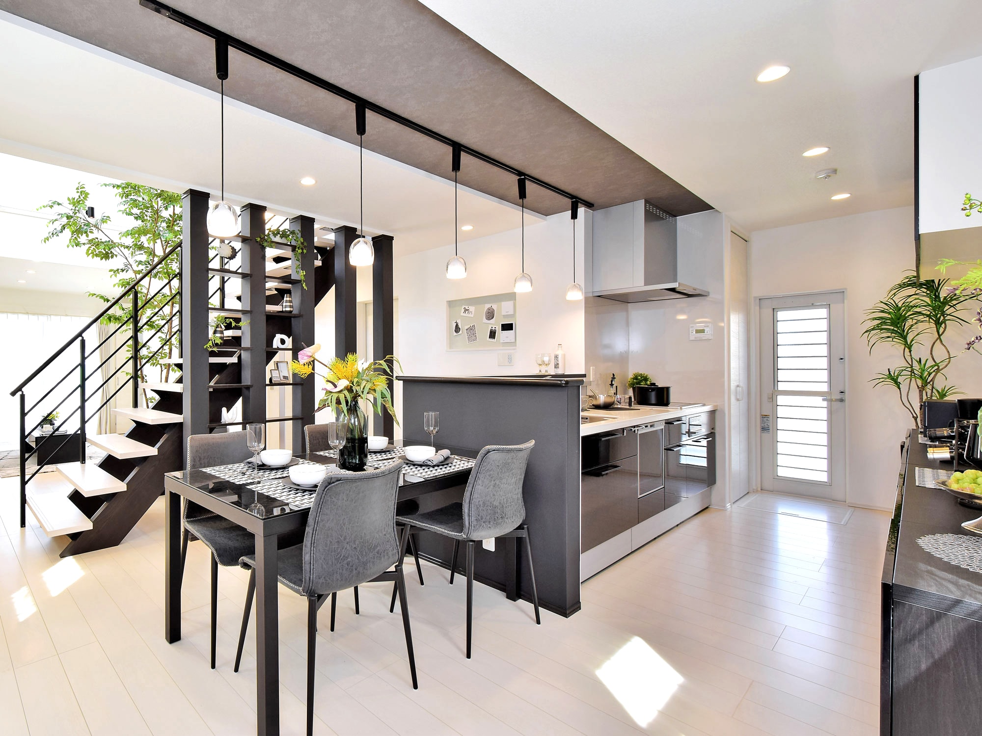 家全体をつなぐ大きな吹き抜けとオープン階段、ゆったりLDKが自慢の