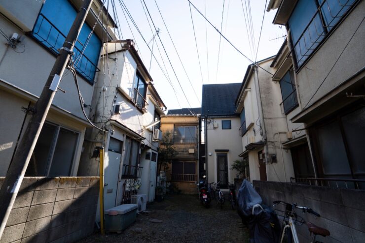 古い住宅と路地