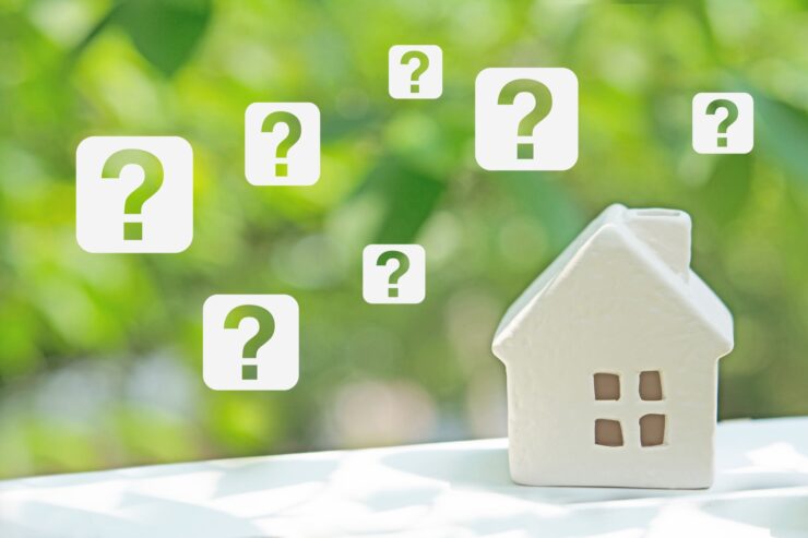 住宅の模型とクエスチョンマーク