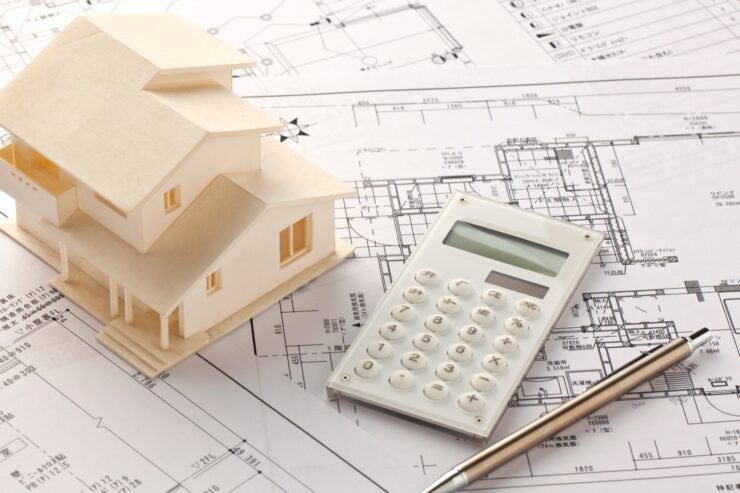 家づくりをイメージする家の模型と図面