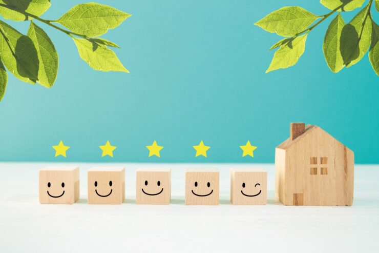 顔が描かれたブロックと家のブロック、上に5つの星