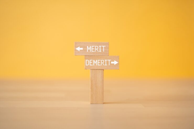 「MERIT」「DEMERIT」と書かれた積み木