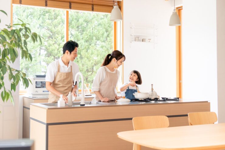キッチンで料理する家族