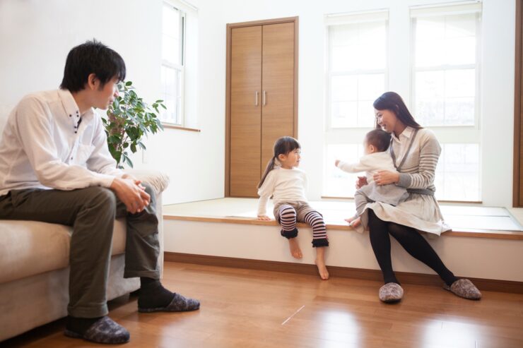和室のあるリビングでくつろぐ親子
