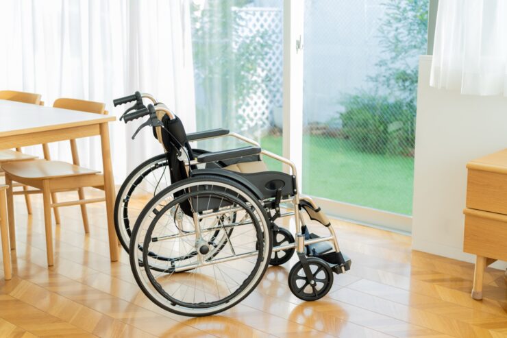 ダイニングテーブルの横に置かれた黒い車椅子