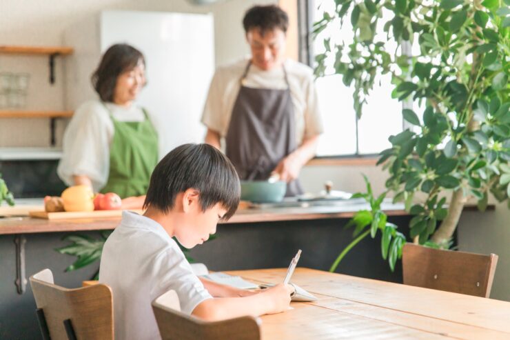 キッチンから子供を見守る夫婦 リビング学習