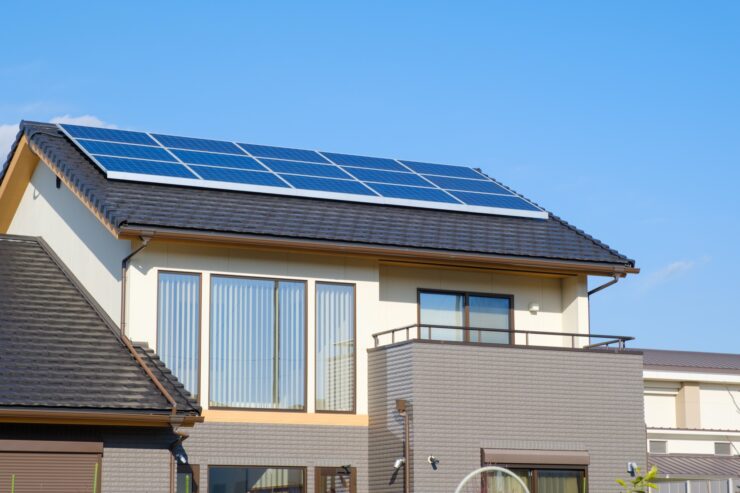 太陽光パネルを載せた住宅　省エネ住宅のイメージ