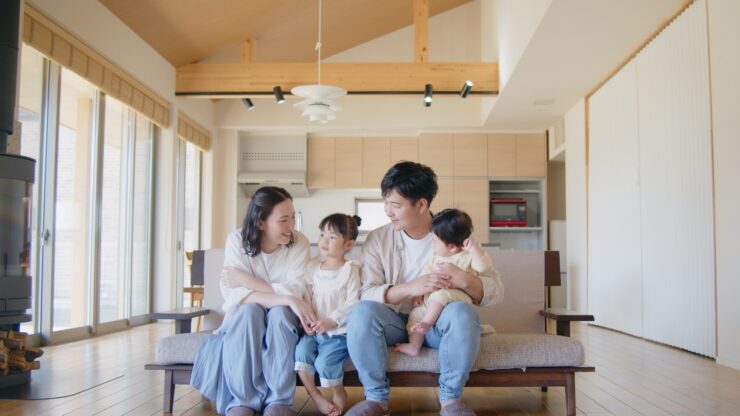 快適な省エネ住宅でくつろぐ家族