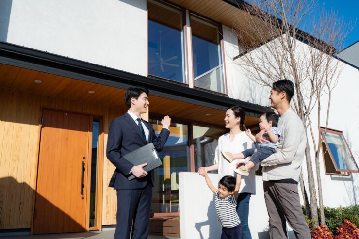 モデルハウスを見学する家族