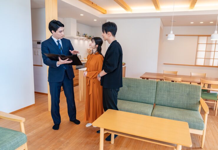 モデルハウスで案内を受ける夫婦