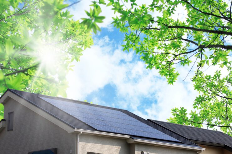 太陽光発電パネルを搭載した住宅