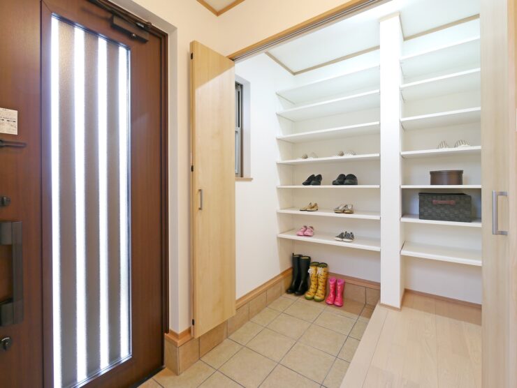 ヤング開発のモデルハウスの大容量シューズクローク