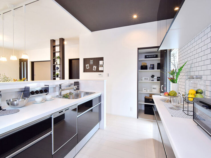 白黒のモノトーンで統一されたオープンキッチン