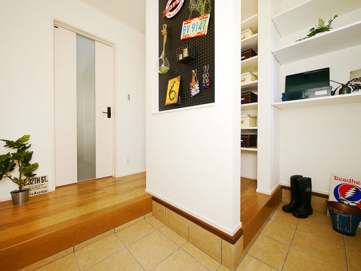 2WAY動線の玄関、仕切り壁で目隠しされたシューズクローク