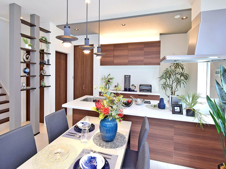 木目と白・グレーで統一されたスタイリッシュなキッチンダイニング