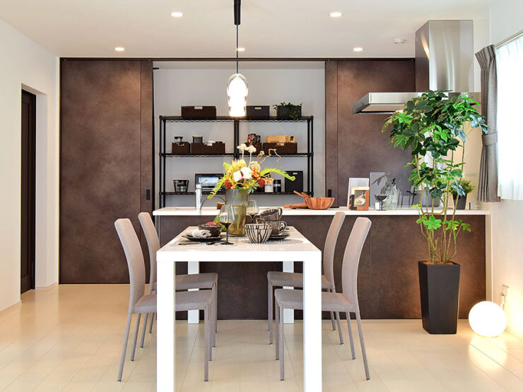 大きな扉付きの壁面収納があるペニンシュラキッチンとダイニング