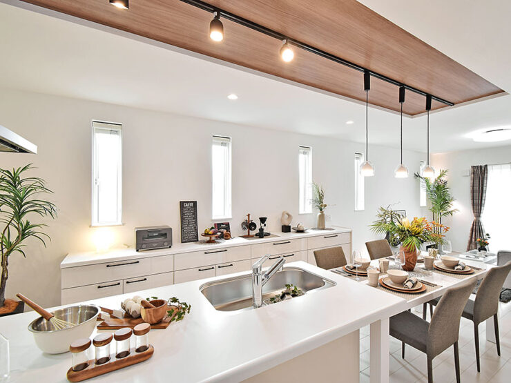 白と木目を基調とした明るいペニンシュラキッチンとダイニング