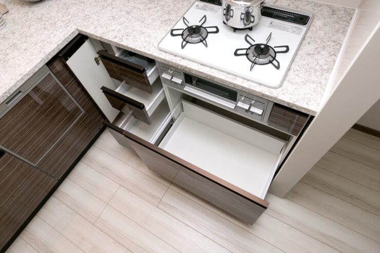 L型キッチンのワークトップ下収納を開けた様子