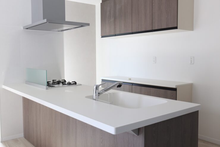 ダークブラウンの木目を基調としたペニンシュラキッチン