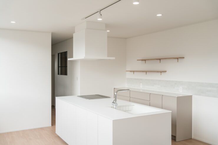 白で統一されたシンプルなアイランドキッチン