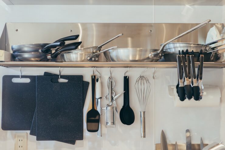 キッチンに吊るして収納された調理器具類