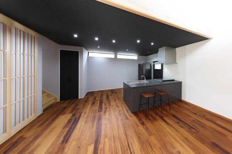 和モダンテイストで統一されたダイニングキッチン