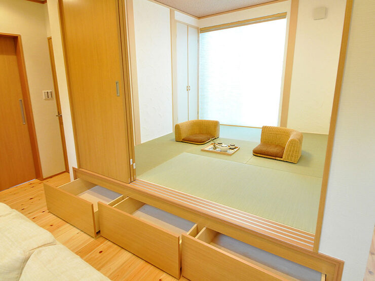 ナチュラルモダンなリビングの一角に設けられた、収納たっぷりの小上がり畳コーナー