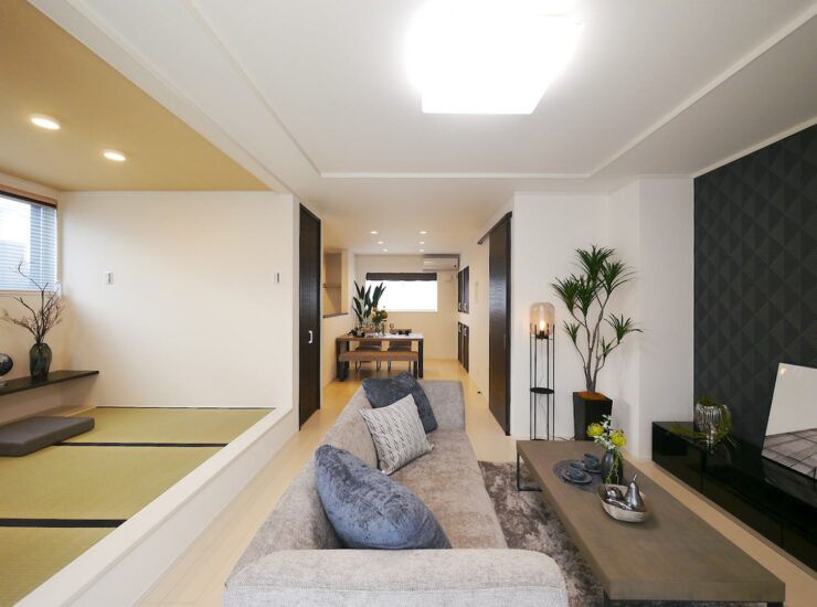 大きなソファのあるリビングの一角に設けられた、黒い縁の畳が特徴的な小上がり