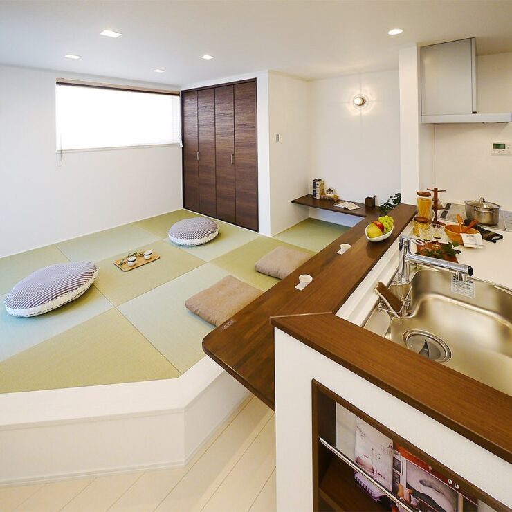 キッチンカウンターの椅子としても使える、琉球畳の小上がり畳コーナー