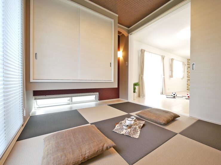 チャコールグレーとベージュの琉球畳を市松敷きにしたフラットタイプの畳コーナー