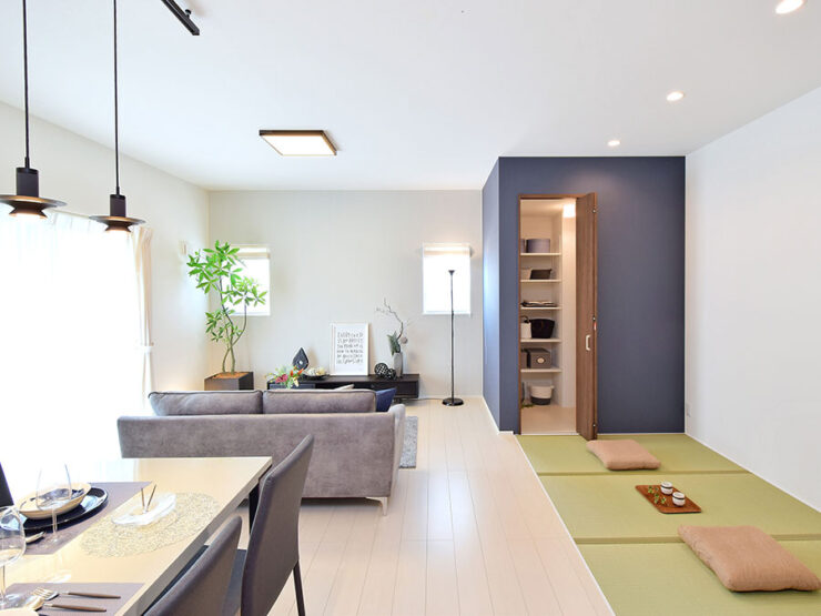 明るくモダンなリビングダイニングの一角に設けられた3畳のフラットな畳コーナー