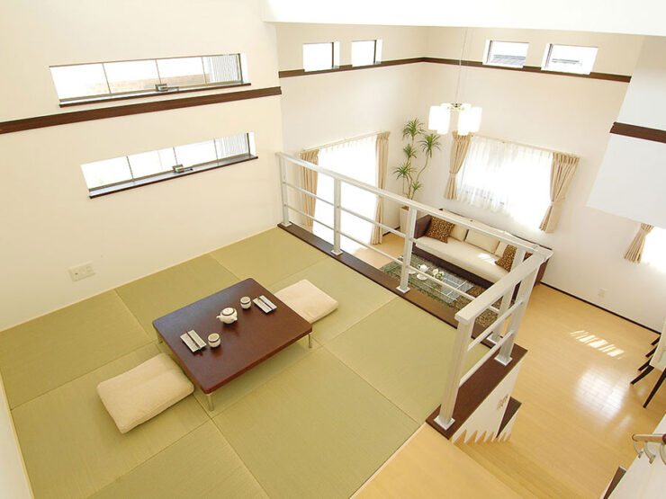 リビングを見下ろすスキップフロアに広がる琉球畳を使った畳コーナー