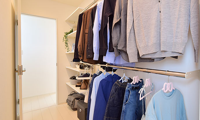 2段のハンガーラックで収納力抜群のファミリークローゼット