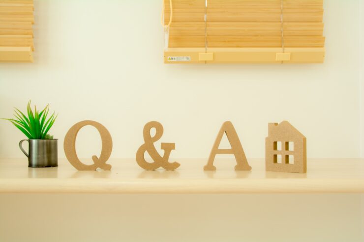 木のブロックで表した「Q&A」