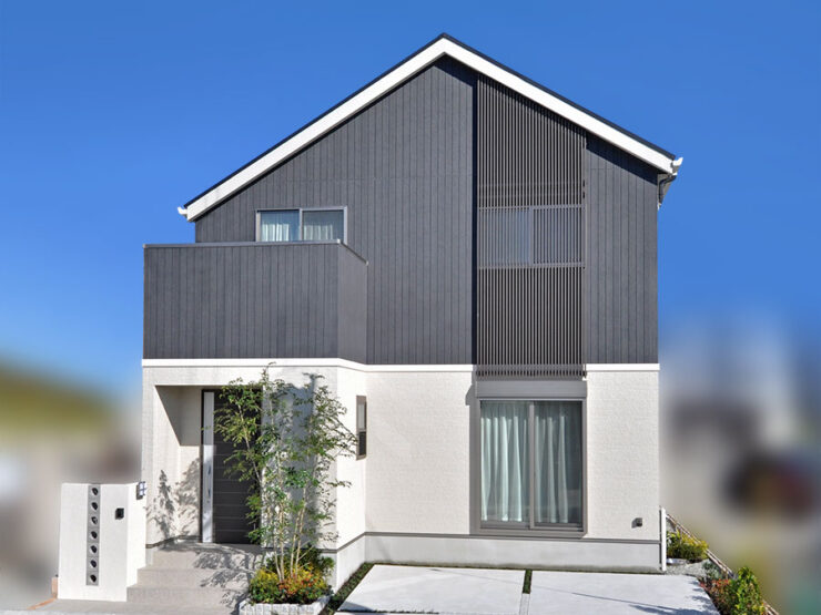 上部の木目調と格子が落ち着いた雰囲気の和モダンの住宅外観