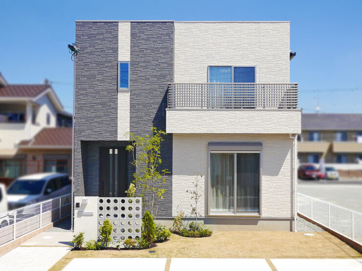 モノトーンのシンプルモダンな住宅外観