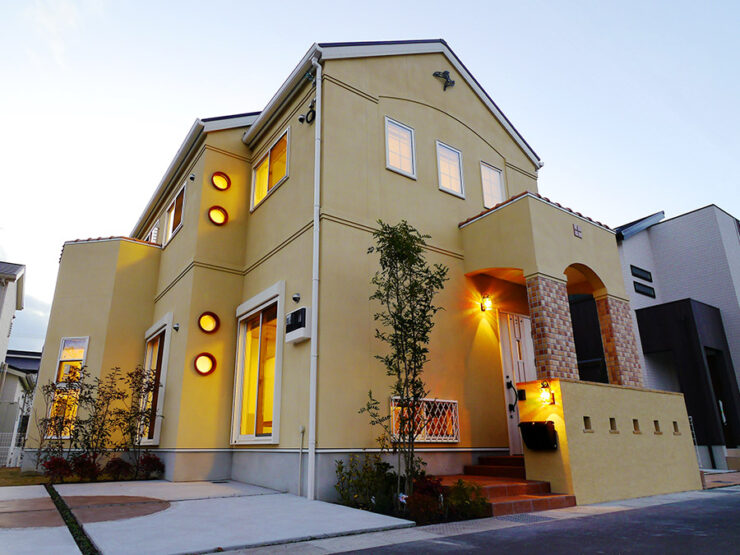 アーチと丸窓が特徴的なプロヴァンス風の住宅外観