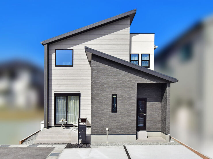 招き屋根・差し掛け屋根でモノトーンのシンプルモダンな住宅外観